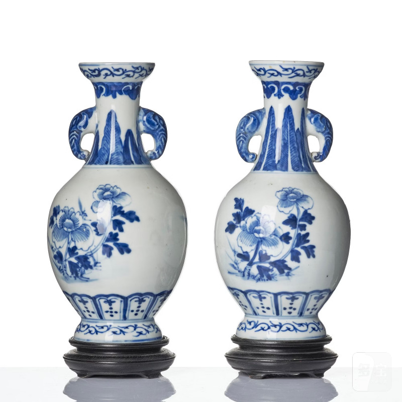 A pair of blue and white 'peony and birds' vases, - 图3